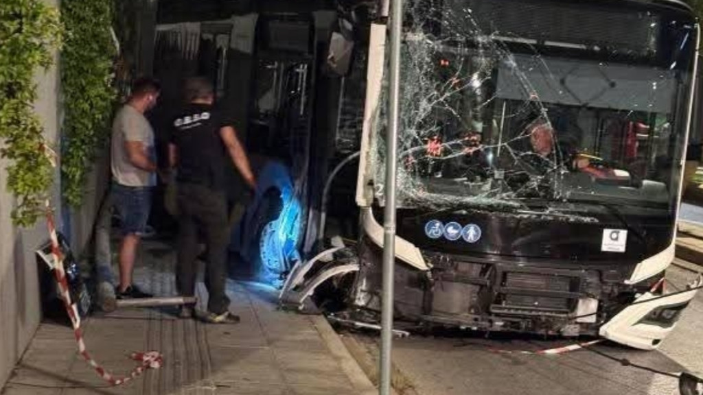 Παραλίγο τραγωδία στη Βουλιαγμένης: “Ακυβέρνητο” λεωφορείο διένυσε 150 μέτρα και παρέσυρε κολώνες και πινακίδες (βίντεο)