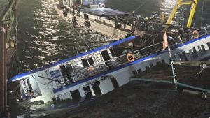 Βιετνάμ: Η συγκλονιστική στιγμή που βυθίζεται το τουριστικό σκάφος – Τουλάχιστον 38 νεκροί (βίντεο)
