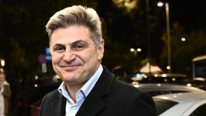 Φαραντούρης: “Νονός εγκληματικής οργάνωσης ο πρωθυπουργός” – ΝΔ: “Ο ΣΥΡΙΖΑ έχει επιλέξει το δρόμο της θεσμικής κατηφόρας”