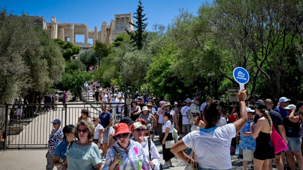 Τουρισμός: Ρεκόρ αφίξεων, αλλά μείωση στα έσοδα – Οι επισκέπτες μένουν λιγότερο και ξοδεύουν λιγότερα