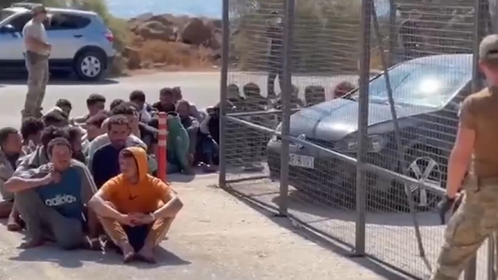 Από το Λαύριο σε κέντρα κράτησης 247 μετανάστες από τη Λιβύη – Ακόμα τρία σκάφη με 150 άτομα έφτασαν στη Γαύδο