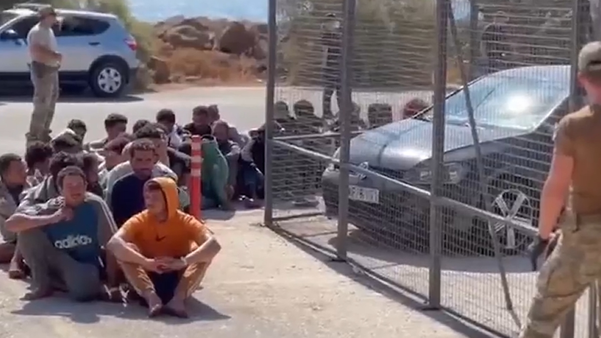 Από την Κρήτη στο Λαύριο και απευθείας σε κέντρα κράτησης 247 μετανάστες από τη Λιβύη – Ακόμα τρία σκάφη έφτασαν στη Γαύδο