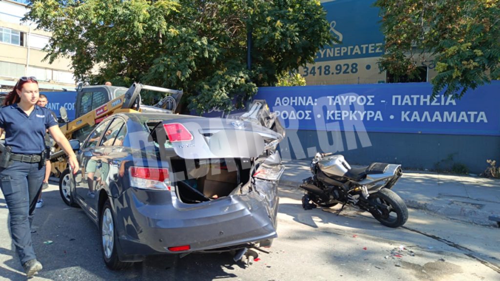 Τροχαίο στην Πέτρου Ράλλη – Σύγκρουση Ι.Χ. με μοτοσικλέτα