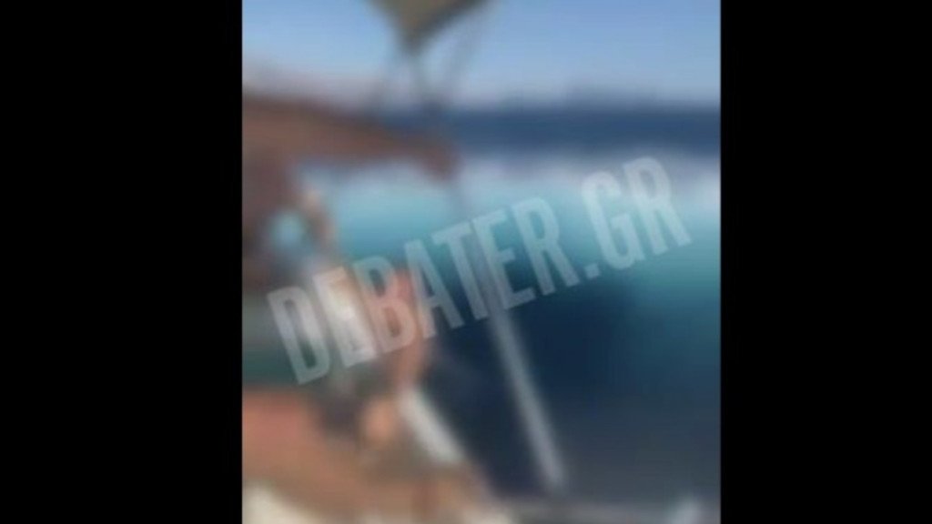 Επικίνδυνο challenge με ελιγμούς σκαφών –  Επιβάτης κρέμεται ενώ η μηχανή είναι σε λειτουργία (Βίντεο)