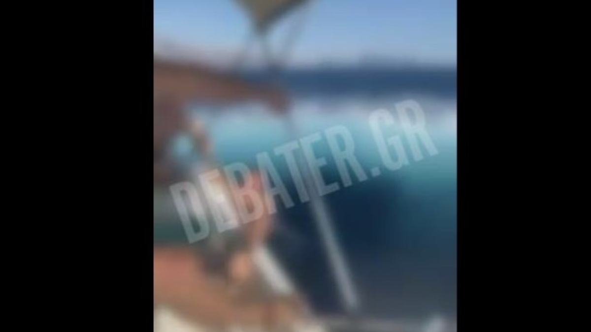 Επικίνδυνο challenge με ελιγμούς σκαφών – Επιβάτης κρέμεται ενώ η μηχανή είναι σε λειτουργία (Βίντεο)