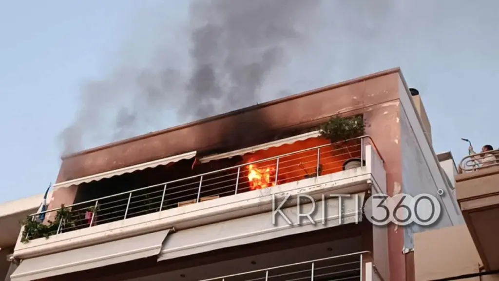 Χανιά: Διαμέρισμα πολυκατοικίας τυλίχθηκε στις φλόγες (Φωτογραφίες & Βίντεο)