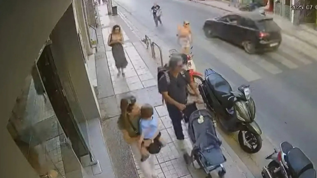 Σοκαριστικό τροχαίο στο Ηράκλειο – Ανήλικος οδηγός αυτοκινήτου εμβόλισε και “πέταξε” στον αέρα μοτοσικλετιστή