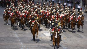 Παρίσι: Άλογο της Ρεπουμπλικανικής Φρουράς κατέρρευσε στη λεωφόρο Champs-Elysees (βίντεο)