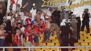 Νέα Φιλαδέλφεια: Επεισόδια μετά τον αγώνα της ΑΕΚ – Οπαδοί πέταξαν πέτρες και ξύλα σε αστυνομικούς