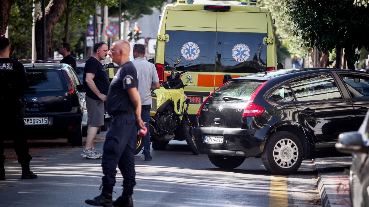Έγκλημα στην Αγία Παρασκευή – Νεκρός άνδρας στη μέση του δρόμου από πυροβολισμούς (Φωτογραφίες)