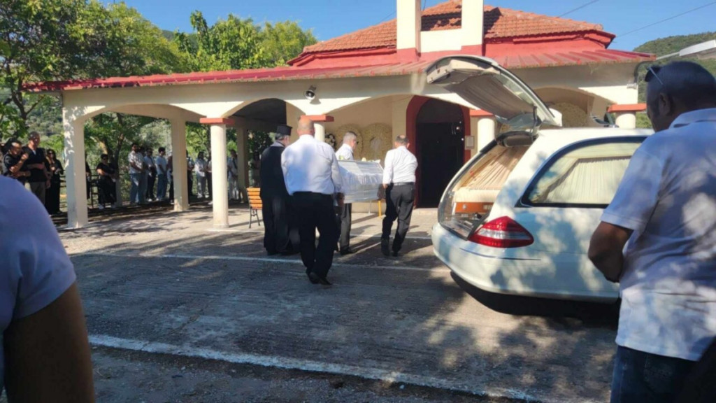 Αγρίνιο: Ράγισαν καρδιές στην κηδεία του 21χρονου – Με κουφέτα και λευκά λουλούδια τον αποχαιρέτησαν συγγενείς και φίλοι