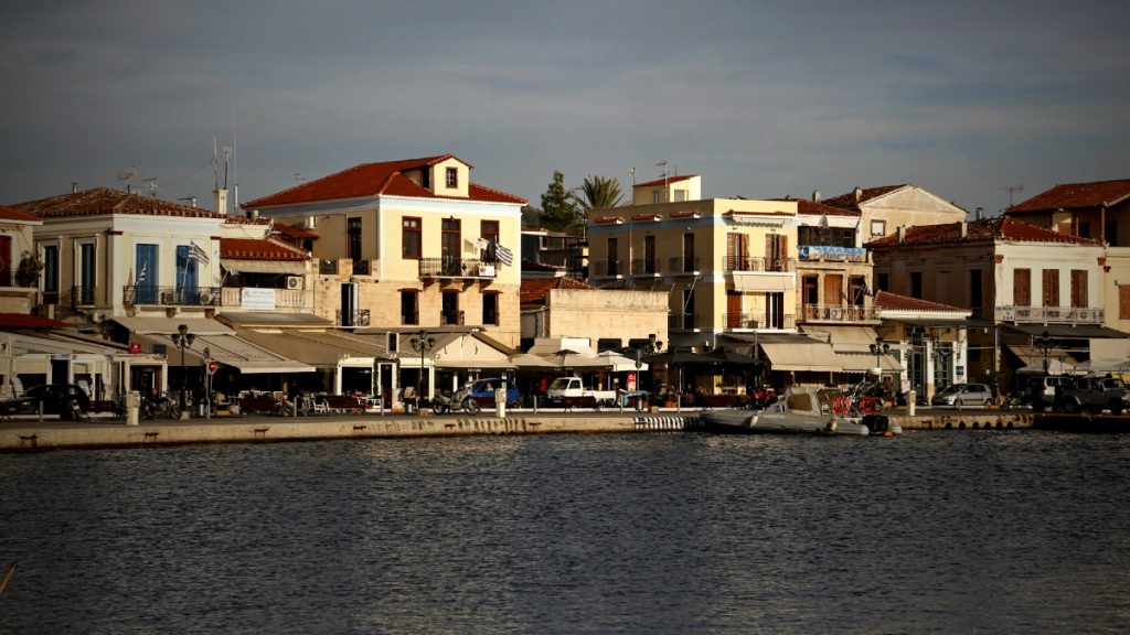Αίγινα: Αυτοκίνητο έπεσε στη θάλασσα