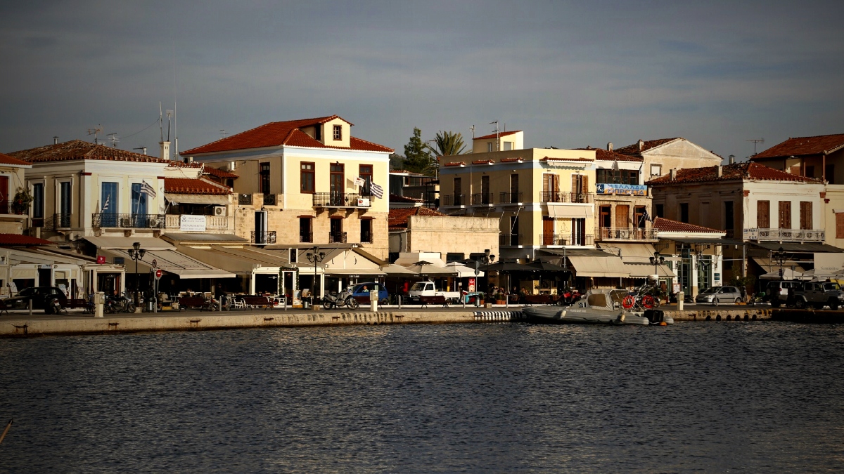 Αίγινα: Αυτοκίνητο έπεσε στη θάλασσα