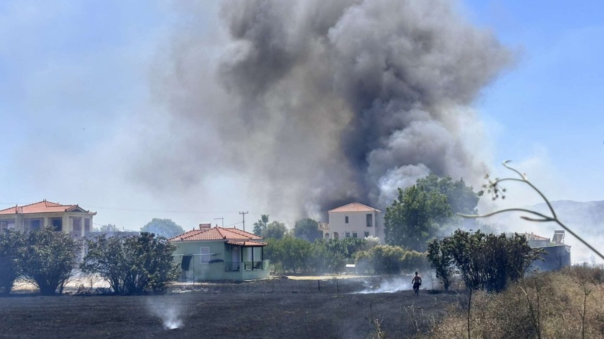Λέσβος: Υπό έλεγχο η φωτιά στο Κεράμι Καλλονής – Κάηκαν 10 αυτοκίνητα (Βίντεο)