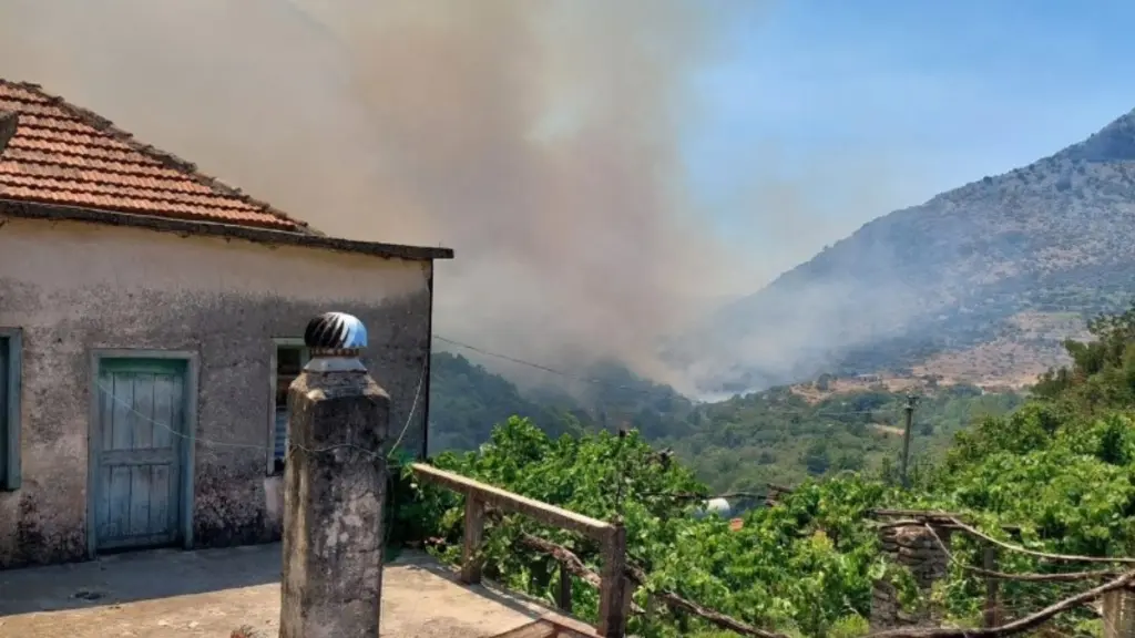 Στο πλευρό της Αλβανίας η Ελλάδα – Στέλνει δύο πυροσβεστικά αεροσκάφη για τη μεγάλη φωτιά στη Λέσνιτσα