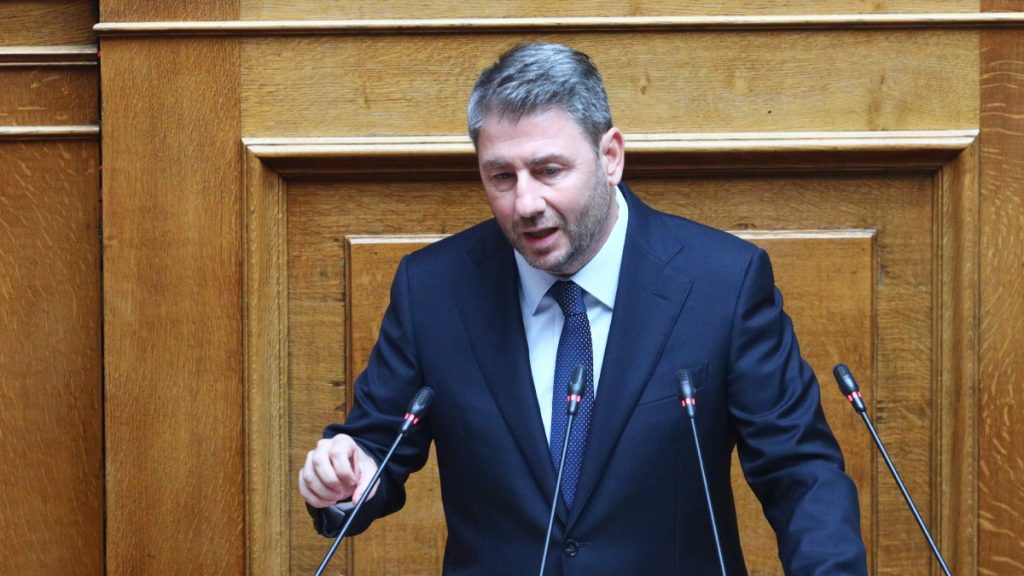 Ανδρουλάκης: Επίθεση σε Μητσοτάκη για τα ακτοπλοϊκά – “Οι μισοί Έλληνες δεν μπορούν να  κάνουν ούτε μία εβδομάδα διακοπές”