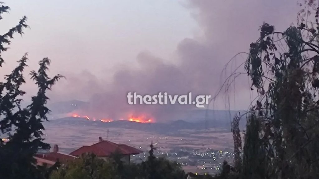 Θεσσαλονίκη: Βελτιωμένη η εικόνα της φωτιάς στην Άσσηρο – Iσχυρές πυροσβεστικές δυνάμεις παραμένουν στην περιοχή