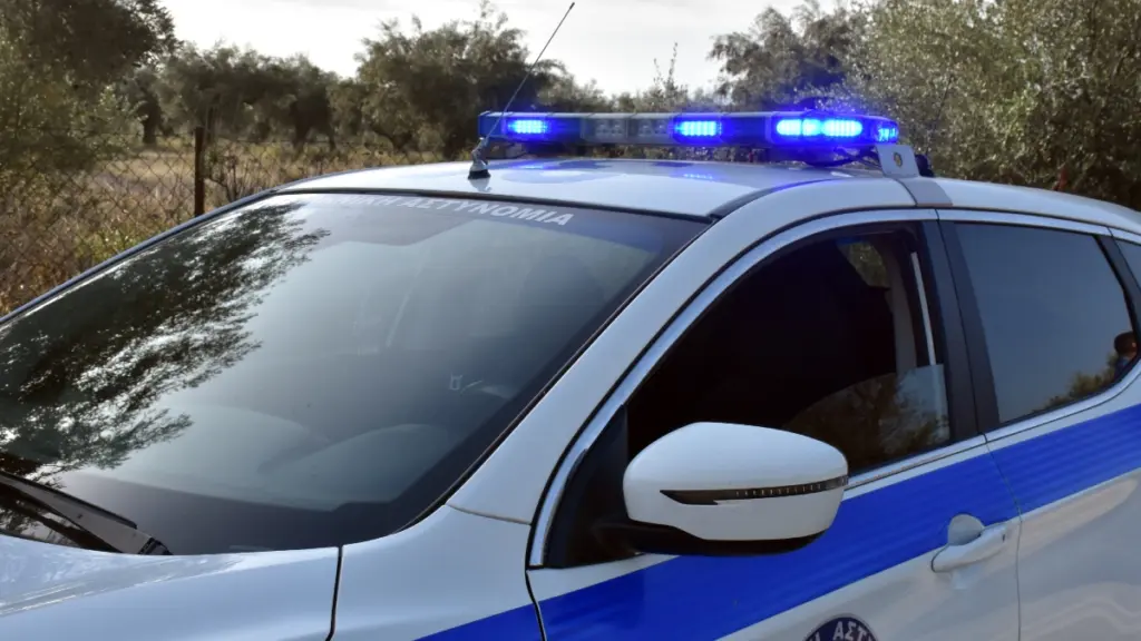 Τρίκαλα: Ξύπνησε και βρήκε άγνωστο άνδρα πάνω από το κρεβάτι της – Τον καταδίωξε με ένα μπρίκι