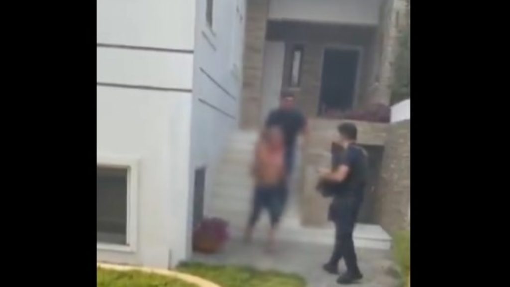 Φωτιά στο Κρυονέρι: Στο πεδίο και η Ελληνική Αστυνομία – Έχει προχωρήσει σε 27 απεγκλωβισμούς (Βίντεο)