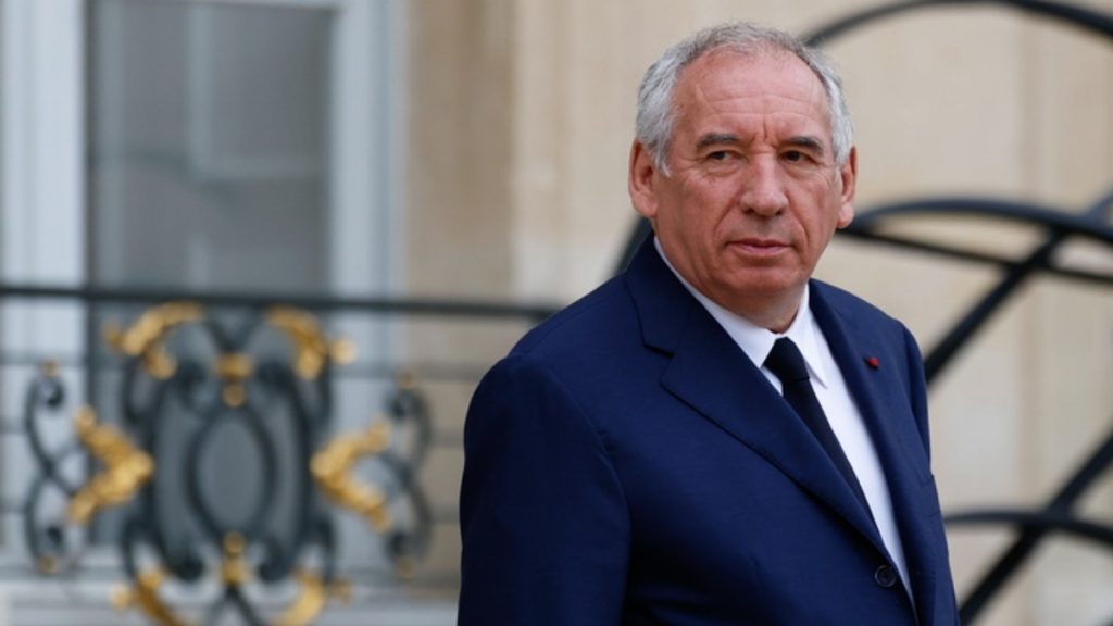 Μπαϊρού: “Μια σκοτεινή μέρα για την Ευρώπη” η εμπορική συμφωνία ΗΠΑ-ΕΕ, μείωση του ΑΕΠ κατά 0,15% προβλέπει η Γερμανία