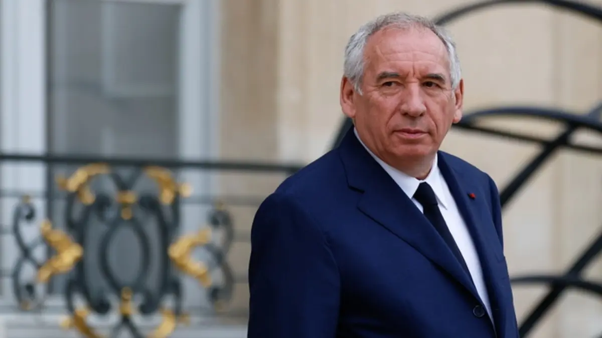 Γαλλία σε πολιτική κρίση: Ο Μπαϊρού “παλεύει” για ψήφο εμπιστοσύνης ενώ “τρίζει” η καρέκλα της κυβέρνησης