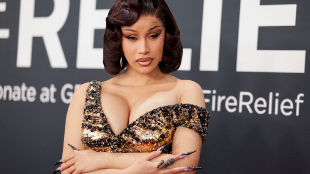 Cardi B: Στα δικαστήρια για το μικρόφωνο που πέταξε σε θαυμάστριά της – Νέα τροπή στην υπόθεση