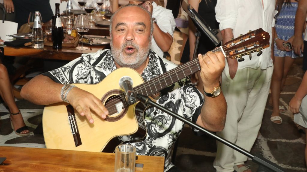 Chico Castillo: Ο τραγουδιστής των Gipsy Kings ξεσήκωσε τη Μύκονο με «αυτοσχέδια συναυλία» του (vid)