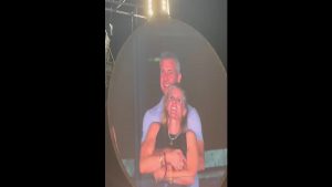 Viral ο CEO πολυεθνικής σε τρυφερό τετ α τετ σε συναυλία Coldplay (βίντεο)