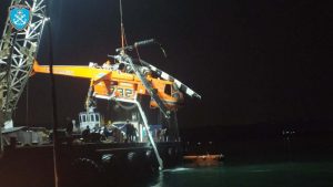 Η ανέλκυση του πυροσβεστικού ελικοπτέρου που προσθαλασσώθηκε στην Ελευσίνα – Δείτε φωτογραφίες