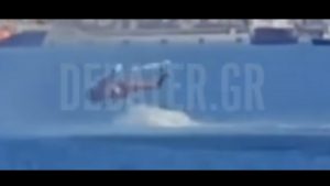 Ελευσίνα: Οι δραματικές στιγμές της αναγκαστικής προσθαλάσσωσης του πυροσβεστικού ελικοπτέρου – Βίντεο ντοκουμέντο