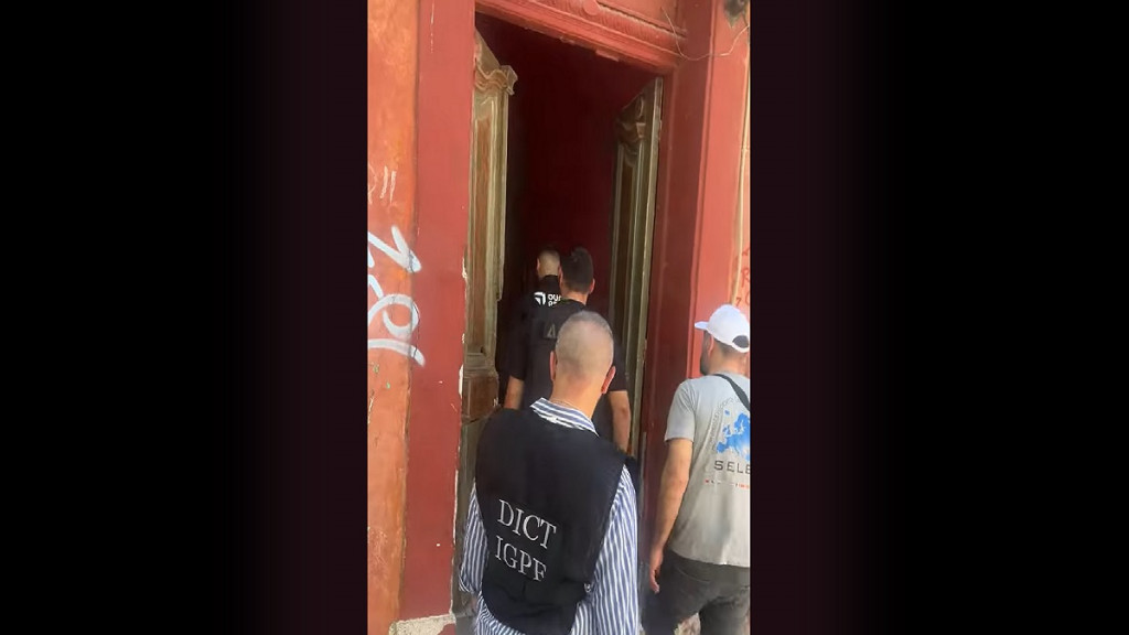 “Ντου” της ΕΛΑΣ σε οίκους ανοχής στην Αθήνα – Χειροπέδες σε μαστροπούς (βίντεο)