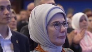 Τα δάκρυα της Εμινέ Ερντογάν κατά την διάρκεια ομιλίας του Τούρκου προέδρου για τον αφοπλισμό του PKK 