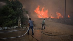 Ανεξέλεγκτη η φωτιά στην Εύβοια – Αλλεπάλληλα μηνύματα από το 112