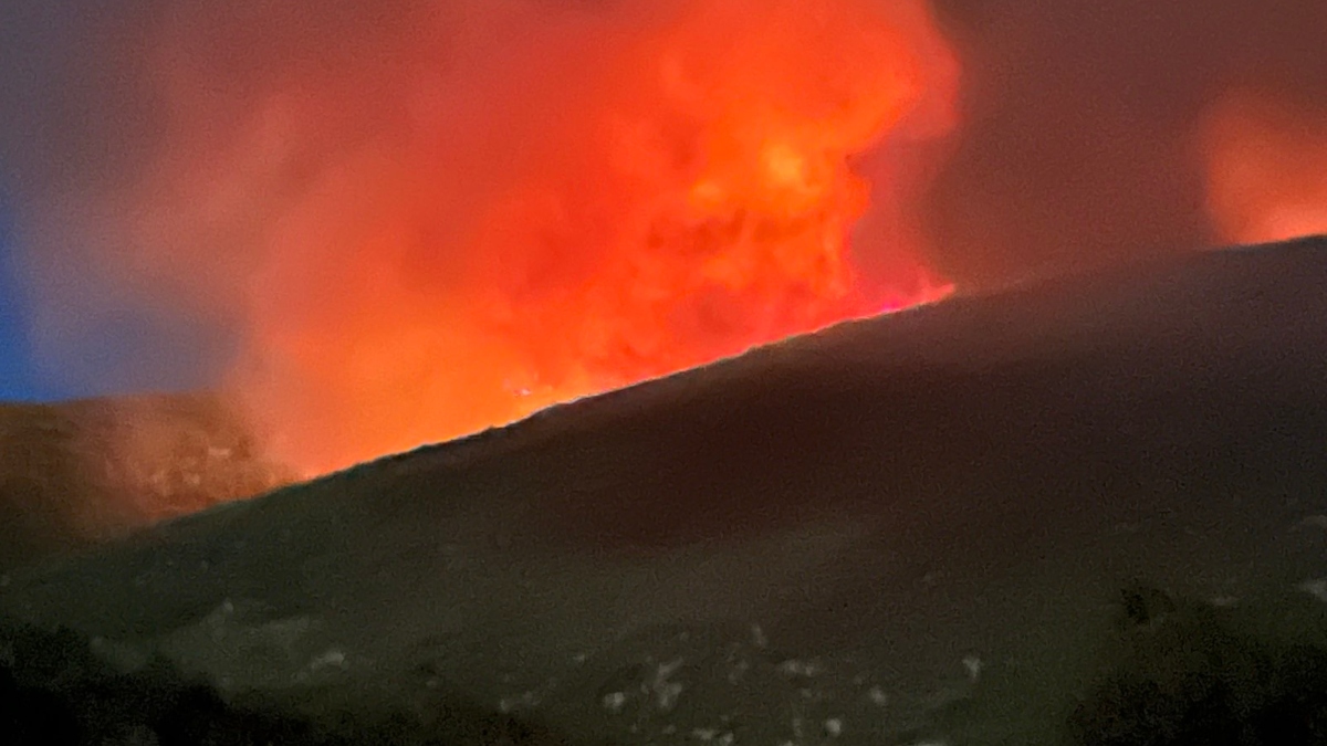 Φωτιά σε χαμηλή βλάστηση στην Κοκκίνω Λάρισας – Ήχησε το 112 για εκκένωση οικισμού
