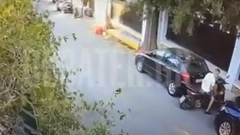 Φιλοθέη: Βίντεο ντοκουμέντα από την δράση του “μαϊμού” λογιστή – Έφυγε με μοτοσικλέτα κρατώντας τη σακούλα με την “χρυσή” λεία