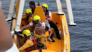 Φλόριντα: Πατέρας πήδηξε από κρουαζιερόπλοιο της Disney για να σώσει την κόρη του που είχε πέσει στο νερό (βίντεο)