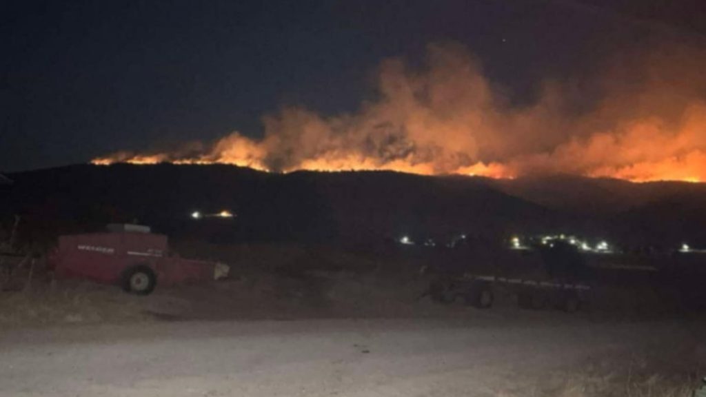 Φωτιά στην Μαυροπηγή Κοζάνης: Νέα αναζωπύρωση στο σημείο λόγω των ανέμων