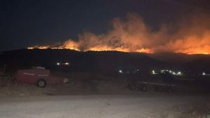 Φωτιά στην Μαυροπηγή Κοζάνης: Νέα αναζωπύρωση στο σημείο λόγω των ανέμων