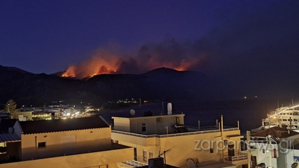 Φωτιά στο Σέλινο Χανίων: Κάηκαν σπίτια από την πυρκαγιά – Δυο άτομα στο Κέντρο Υγείας