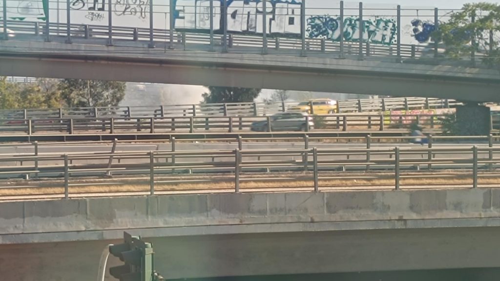 Φωτιά σε εν κινήσει αυτοκίνητο στην Ποσειδώνος – Στο ύψος του ΣΕΦ (Βίντεο – Φωτογραφία)