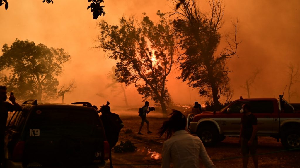 Σε πύρινο κλοιό η χώρα – Ολονύχτια μάχη με τις φλόγες σε Κρυονέρι, Μεσσηνία, Εύβοια, Κύθηρα, Χανιά (Βίντεο – Φωτογραφίες)