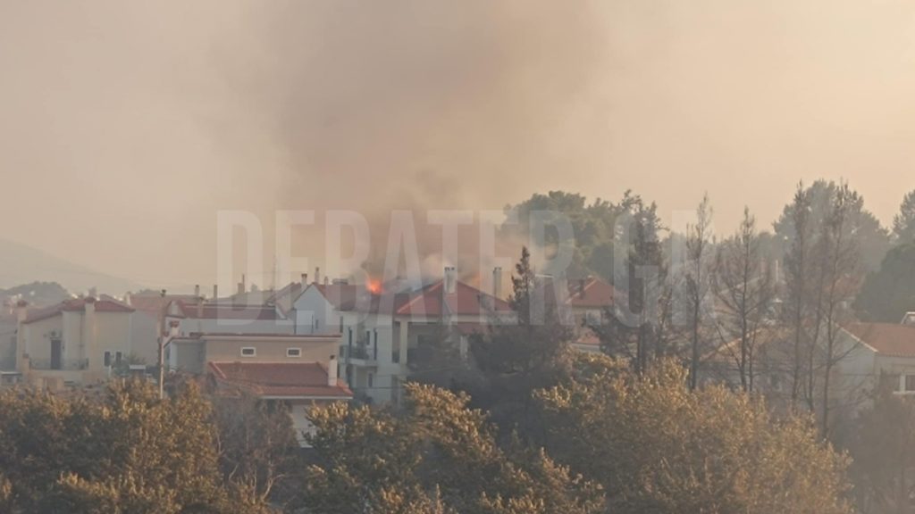 Φωτιά στην Αττική: Πύρινη λαίλαπα σε Κρυονέρι, Δροσοπηγή – Καίγονται σπίτια και μπαράζ μηνυμάτων του 112