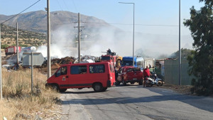 Φωτιά σε χωματερή στο Μαρκόπουλο – Καίει κοντά σε επιχειρήσεις (Εικόνες & Βίντεο)