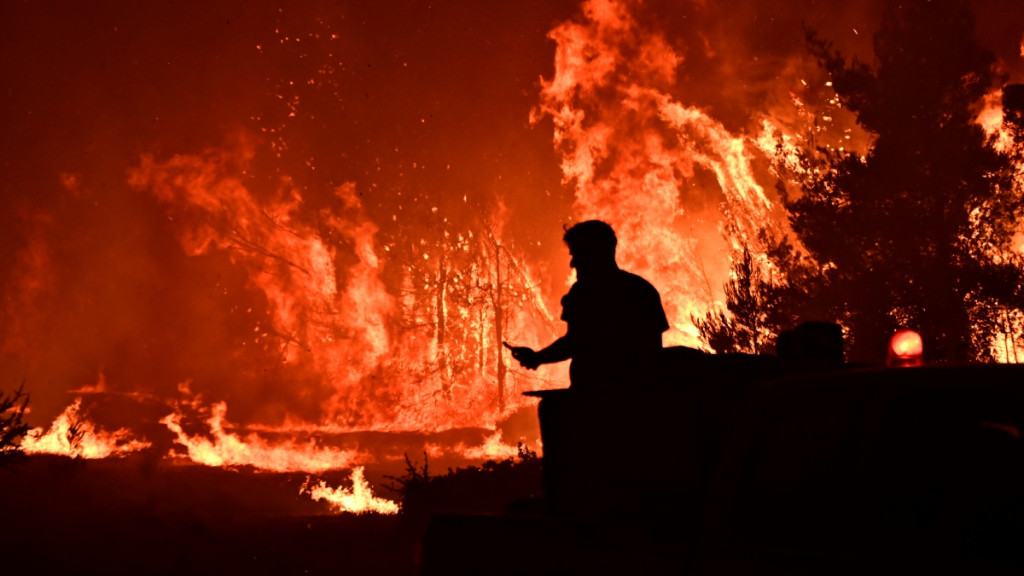 Φωτιά στον Ωρωπό: Συγκλονίζουν οι εικόνες από την πύρινη «κόλαση»