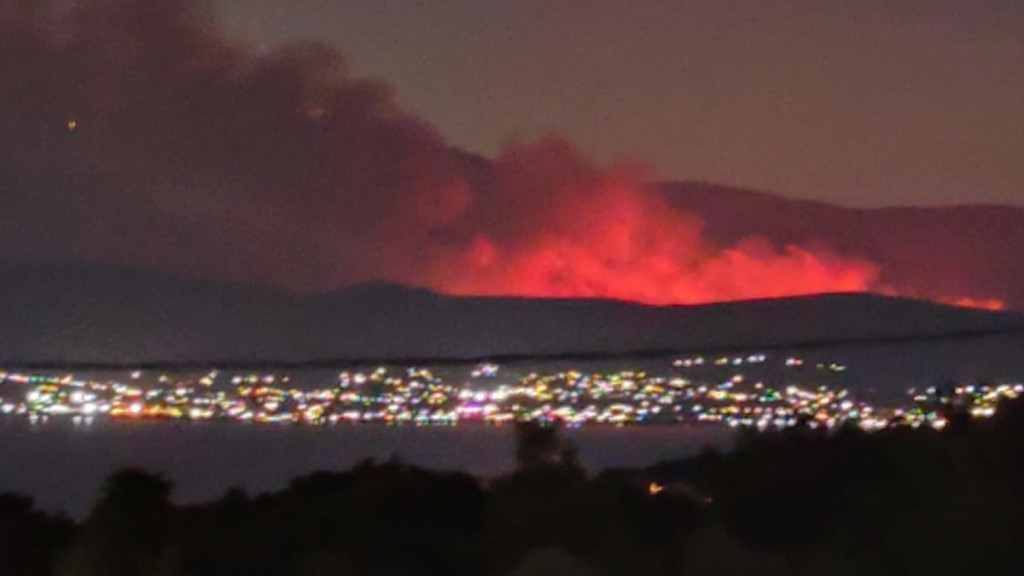 Φωτιά στον Ωρωπό: Η πύρινη λαίλαπα όπως φαίνεται από την Εύβοια (Φωτογραφίες)