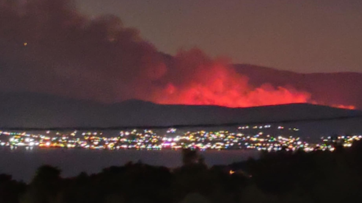 Φωτιά στον Ωρωπό: Η πύρινη λαίλαπα όπως φαίνεται από την Εύβοια (Φωτογραφίες)