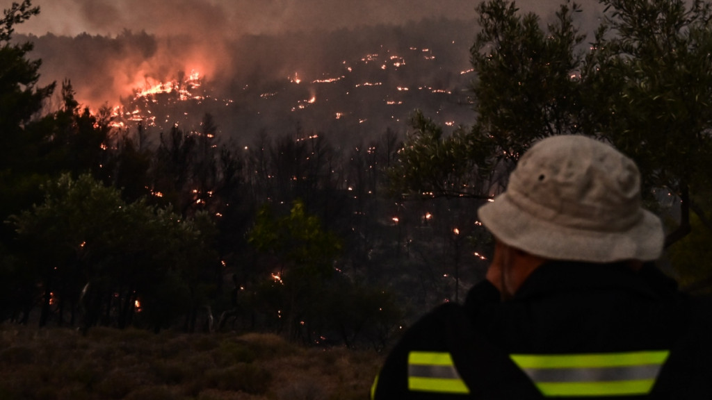 Φωτιά στον Ωρωπό: Προληπτική εκκένωση της δομής μεταναστών της Μαλακάσας