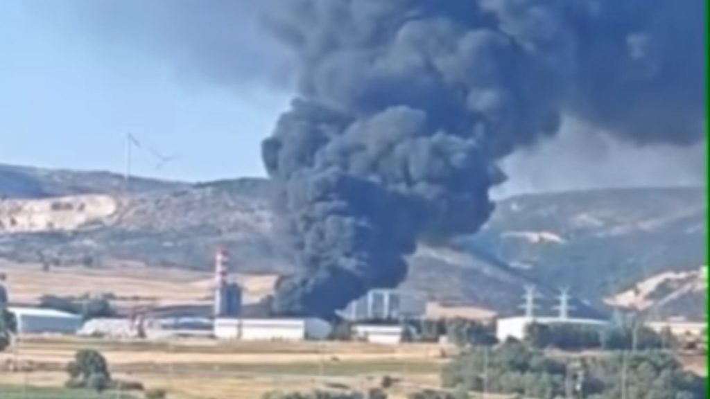 ΕΟΔΥ: Οδηγίες για την φωτιά που καίει σε εργοστάσιο ανακύκλωσης στην Αλεξανδρούπολη
