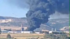 ΕΟΔΥ: Οδηγίες για την φωτιά που καίει σε εργοστάσιο ανακύκλωσης στην Αλεξανδρούπολη