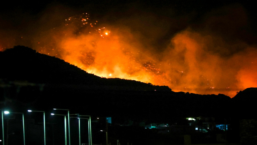 Φωτιά στην Ιεράπετρα: Επιδείνωση των συνθηκών από το απόγευμα – Σήμα κινδύνου εκπέμπει το meteo